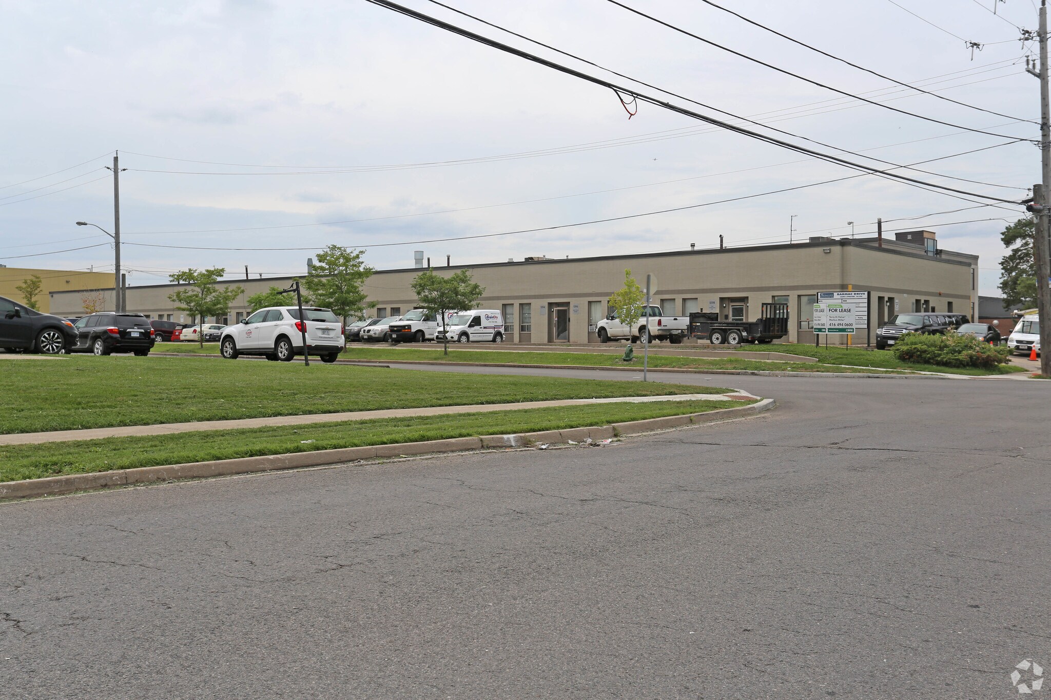 1074-1100 Barmac Dr, Toronto, ON à vendre Photo principale- Image 1 de 1