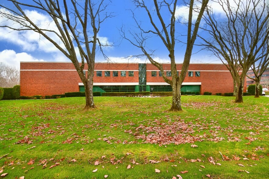 755 Winding Brook Dr, Glastonbury, CT à vendre - Photo du bâtiment - Image 2 de 40