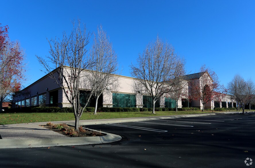 34700 Campus Dr, Fremont, CA à louer - Photo du bâtiment - Image 2 de 10