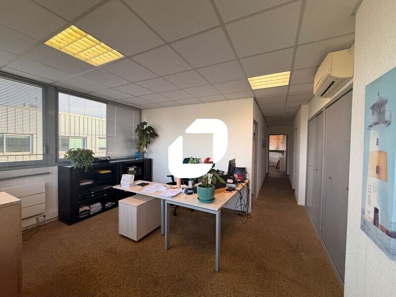 Office in Mérignac for lease Interior Photo- Image 1 of 12