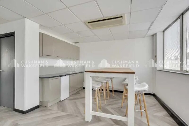 Office in Levallois-Perret for lease - Building Photo - Image 2 of 14