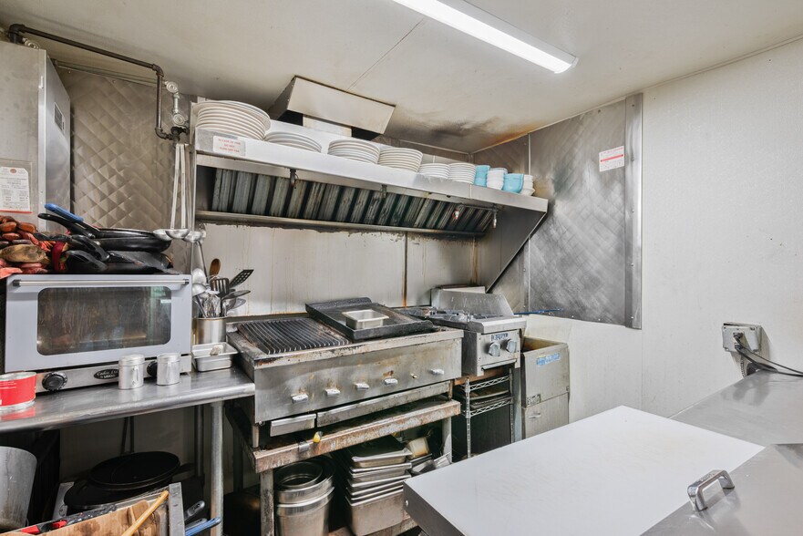 1107 Pacific Ave N, Kelso, WA à vendre - Photo du bâtiment - Image 2 de 25