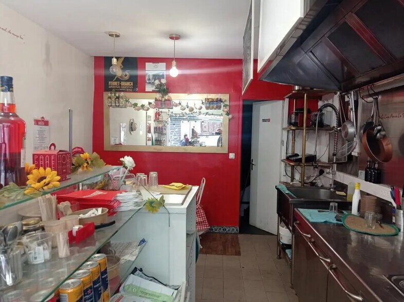 Retail in Marseille for lease - Interior Photo - Image 2 of 2