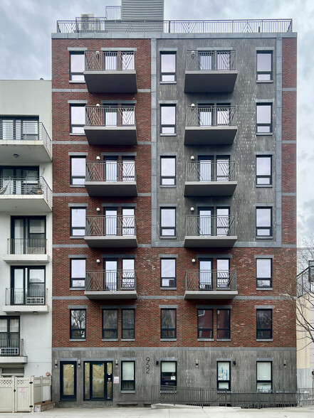 952 Bedford Ave, Brooklyn, NY for lease - Primary Photo - Image 1 of 8