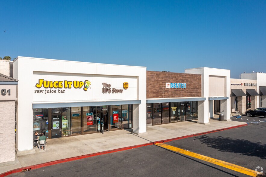 7011-7251 Warner Ave, Huntington Beach, CA à louer - Photo du bâtiment - Image 2 de 8