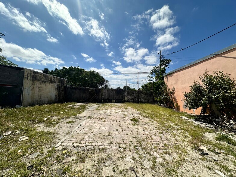 2012 N Dixie Hwy, Hollywood, FL à louer - Photo du bâtiment - Image 3 de 14