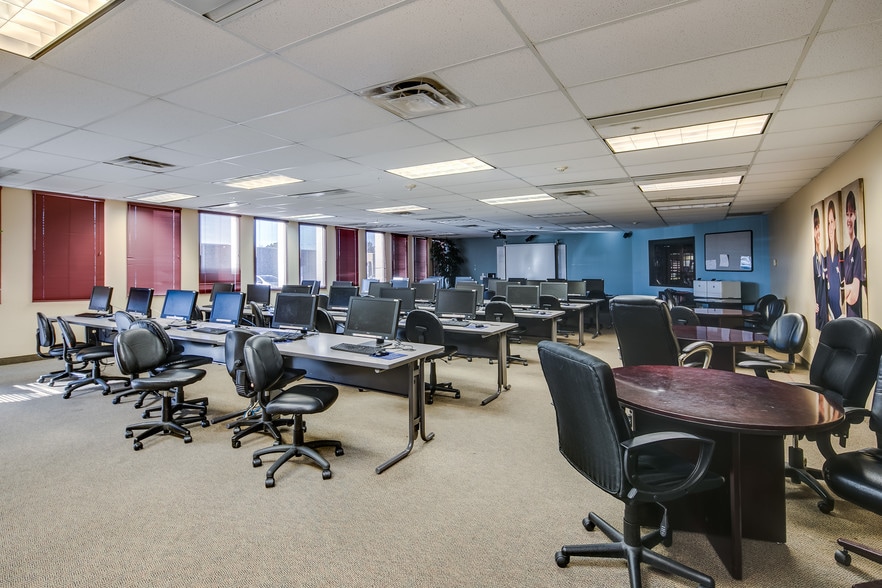 7475 Dakin St, Denver, CO for lease - Interior Photo - Image 3 of 8