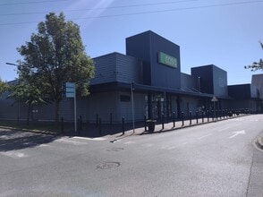 Retail in Corbeil-Essonnes for lease Building Photo- Image 1 of 6