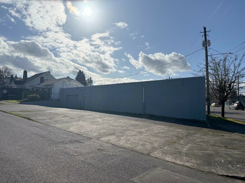 7736 NE Sandy Blvd, Portland, OR à louer - Photo du bâtiment - Image 3 de 4