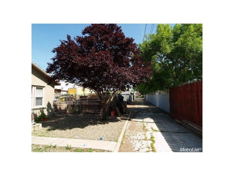 1300 Kansas Ave, Modesto, CA à vendre - Photo du bâtiment - Image 2 de 8