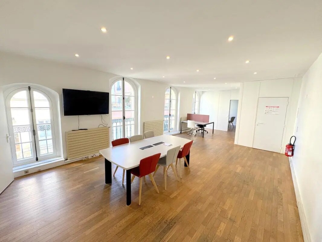 Office in Versailles for lease Building Photo- Image 1 of 9