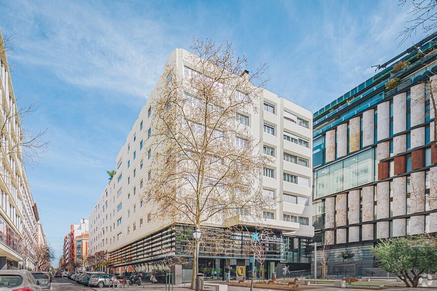 Calle de Juan Bravo, 3, Madrid, Madrid à louer - Photo du bâtiment - Image 2 de 2