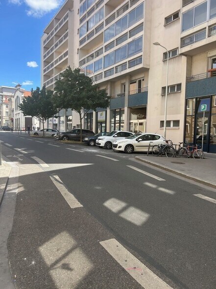 Commerce de détail dans Lyon à vendre - Photo du bâtiment - Image 2 de 3