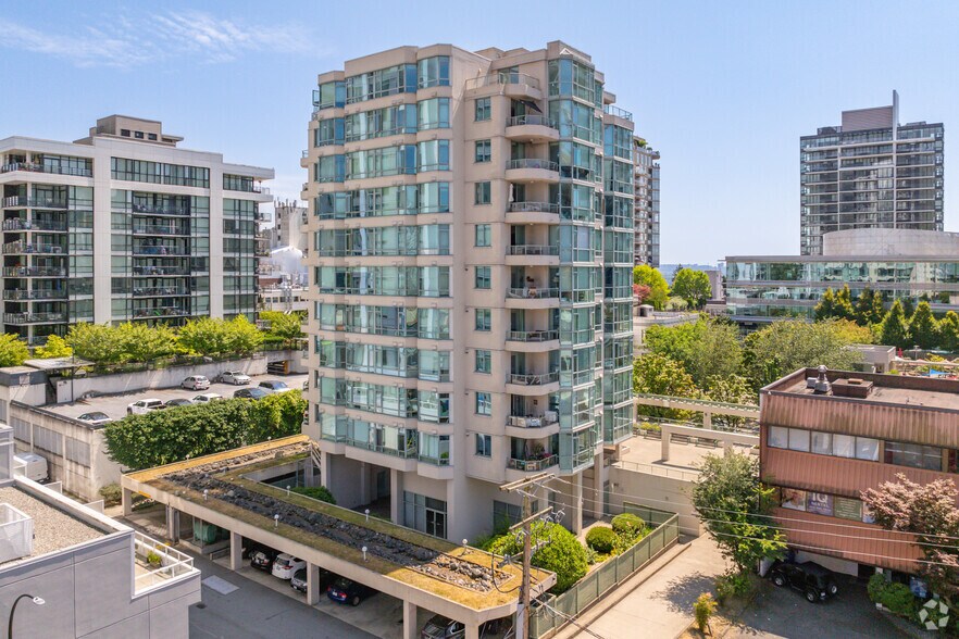 140 E 14th St, North Vancouver, BC à vendre - Photo du bâtiment - Image 2 de 5