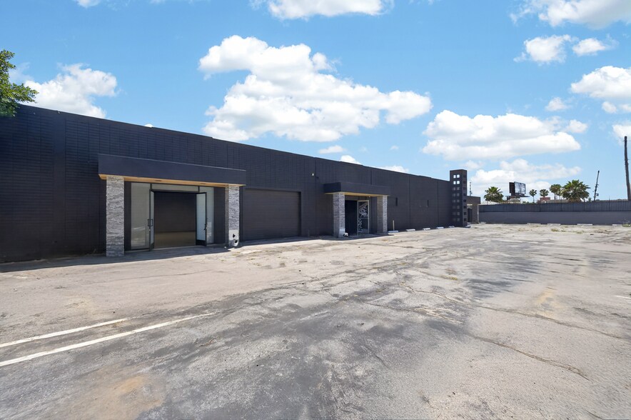 6840-6842 Hayvenhurst Ave, Van Nuys, CA à louer - Photo du bâtiment - Image 3 de 12