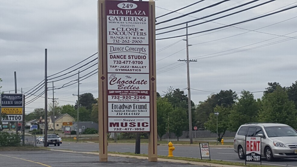 249 Chambers Bridge Rd, Brick, NJ à louer - Photo du bâtiment - Image 3 de 3