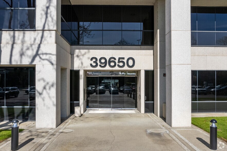 39650 Liberty St, Fremont, CA à louer - Photo du bâtiment - Image 3 de 4