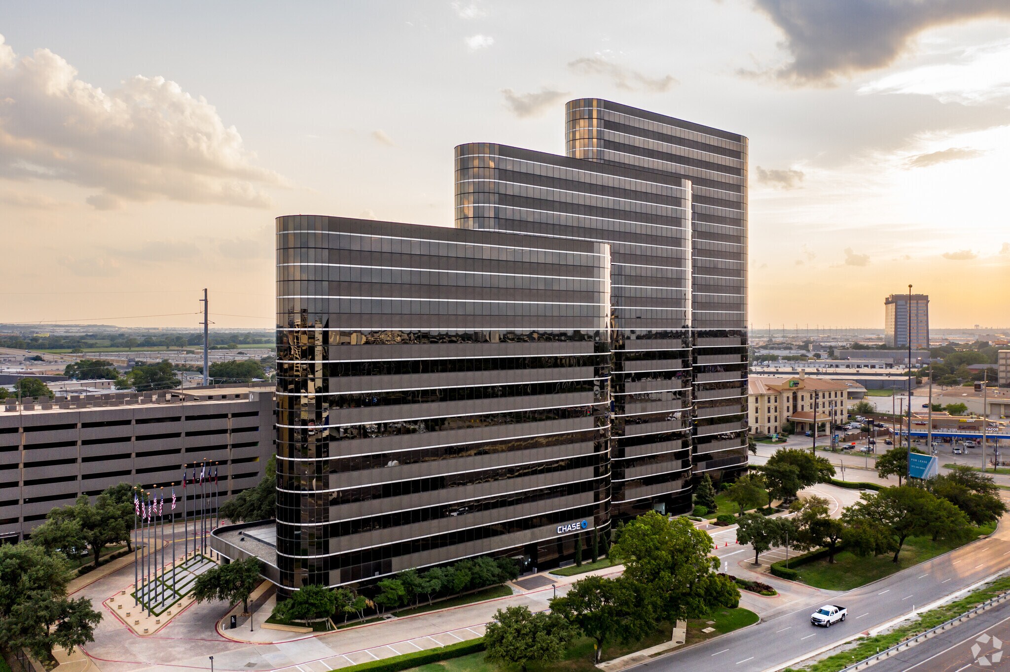 2777 N Stemmons Fwy, Dallas, TX à louer Photo du bâtiment- Image 1 de 13