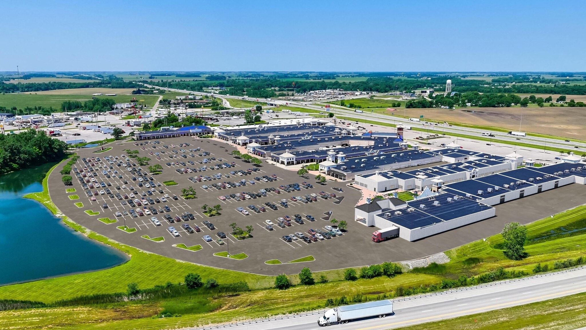 8000 Factory Shops Blvd, Jeffersonville, OH for lease Building Photo- Image 1 of 25