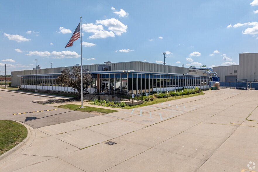 12001 Farmington Rd, Livonia, MI à louer - Photo du bâtiment - Image 1 de 16