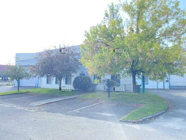 Industrial in Toussieu for lease - Building Photo - Image 2 of 17