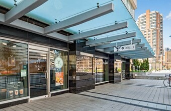 384 Yonge St, Toronto, ON à louer Photo du bâtiment- Image 1 de 10