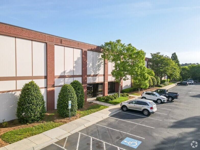7020 Reames Rd, Charlotte, NC à louer - Photo du bâtiment - Image 2 de 4