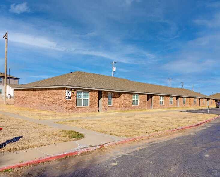 300 W 17th St, Dumas, TX for sale - Building Photo - Image 2 of 11
