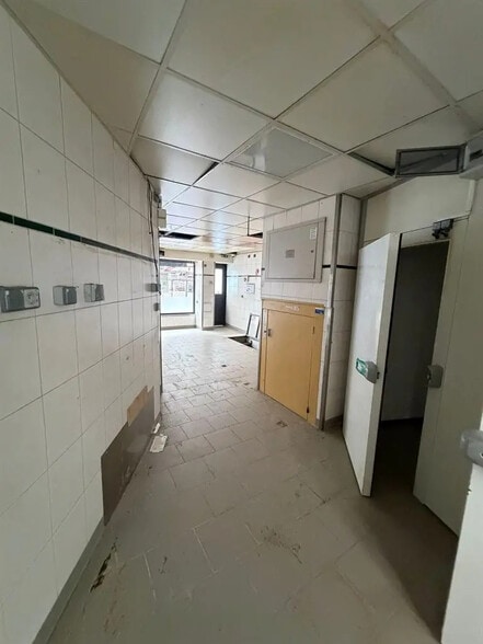 Retail in Paris for lease - Interior Photo - Image 2 of 4