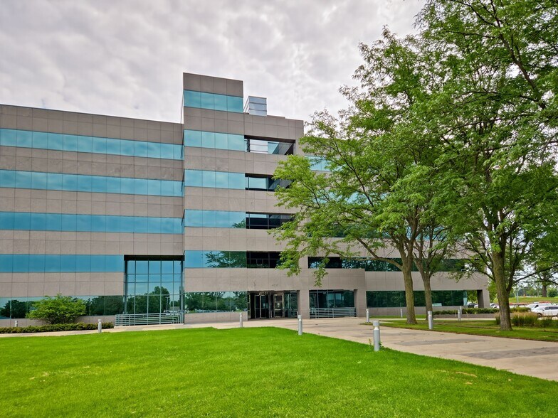 4515 N River Blvd, Cedar Rapids, IA à louer - Photo du bâtiment - Image 3 de 12