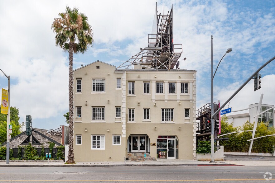 8228 W Sunset Blvd, Los Angeles, CA à louer - Photo du bâtiment - Image 2 de 25