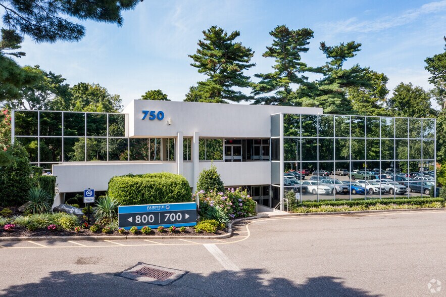 750 Veterans Memorial Hwy, Hauppauge, NY à louer - Photo du bâtiment - Image 2 de 5