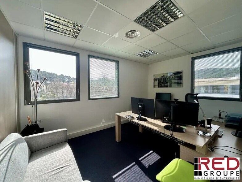 Bureau dans Le Tholonet à louer - Photo du bâtiment - Image 1 de 6