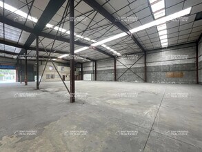 Flex in Plaisir for lease Building Photo- Image 1 of 4