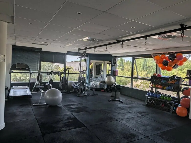 185 Rue Corindon, Éguilles for lease - Building Photo - Image 2 of 12