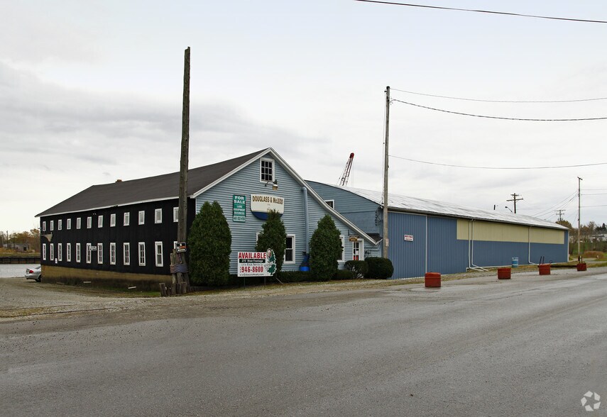 209 River St, Grand River, OH à vendre - Photo du bâtiment - Image 2 de 16