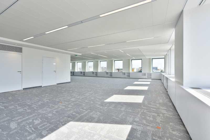 2 Rue Stephenson, Montigny-le-Bretonneux à louer - Photo du bâtiment - Image 3 de 15