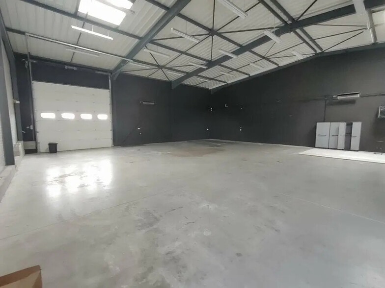 Flex in Vaulx-Milieu for lease - Interior Photo - Image 2 of 9