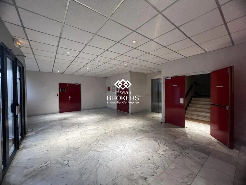 Office in Villebon-sur-Yvette for lease - Lobby - Image 2 of 10