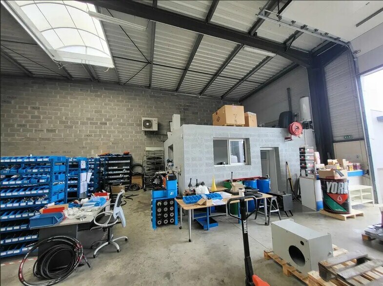 Flex in Bayonne for lease - Interior Photo - Image 2 of 3