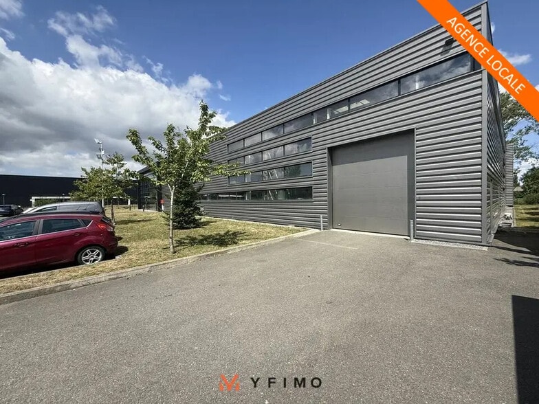 Flex in Élancourt for lease - Building Photo - Image 1 of 8