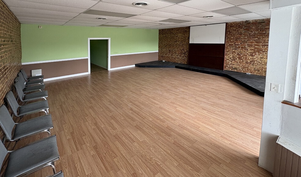 504 S Main St, Clover, SC for sale - Interior Photo - Image 3 of 5