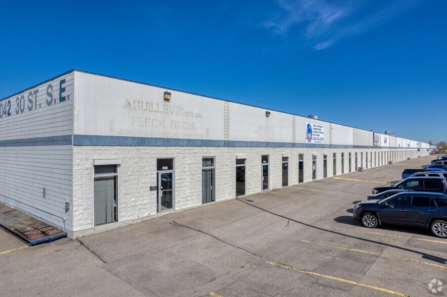 7004-7042 30th St SE, Calgary, AB for lease - Primary Photo - Image 1 of 5