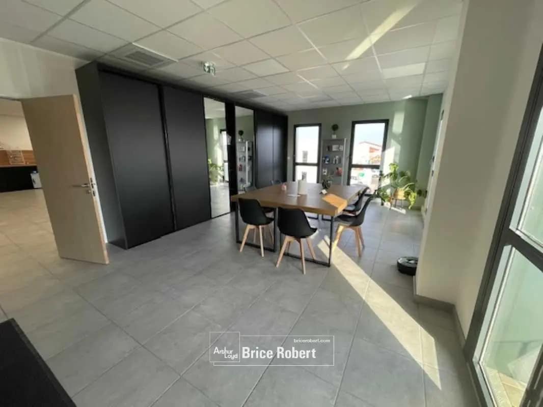 Flex in Décines-Charpieu for lease Interior Photo- Image 1 of 90