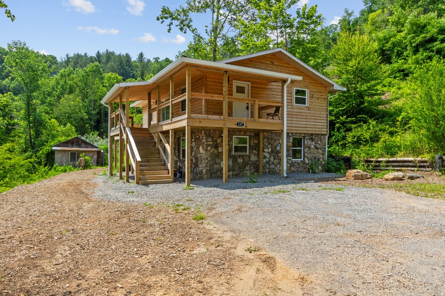 137 Red Maple Ln, Burnsville, NC for sale - Primary Photo - Image 1 of 28