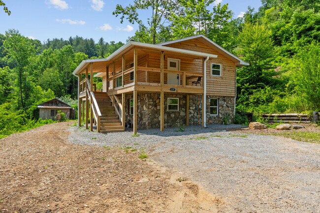 More details for 137 Red Maple Ln, Burnsville, NC - Multifamily for Sale