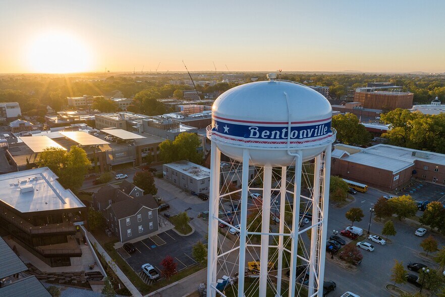 1401 NE John Deshields Blvd, Bentonville, AR à louer - Photo du bâtiment - Image 3 de 4