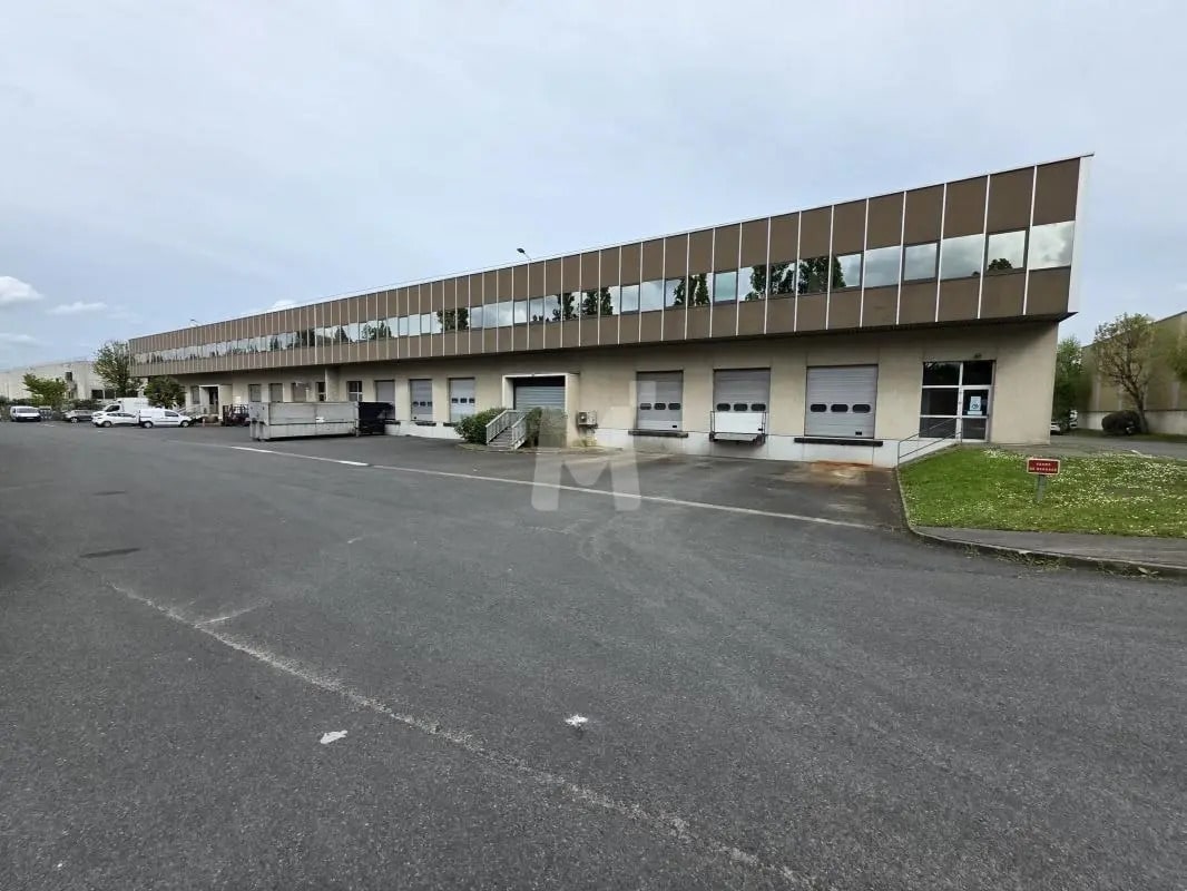 Industrial in Wissous for lease Building Photo- Image 1 of 7