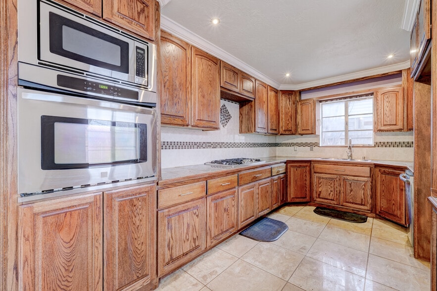 6 package Residential single family home portfolio of 1 properties for sale on LoopNet.ca - Building Photo - Image 3 of 26