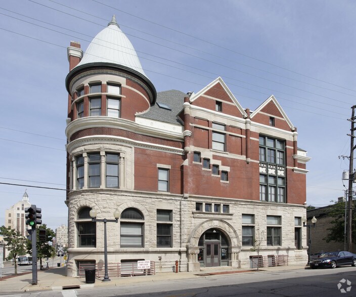 220 E State St, Rockford, IL à louer - Photo du bâtiment - Image 3 de 9